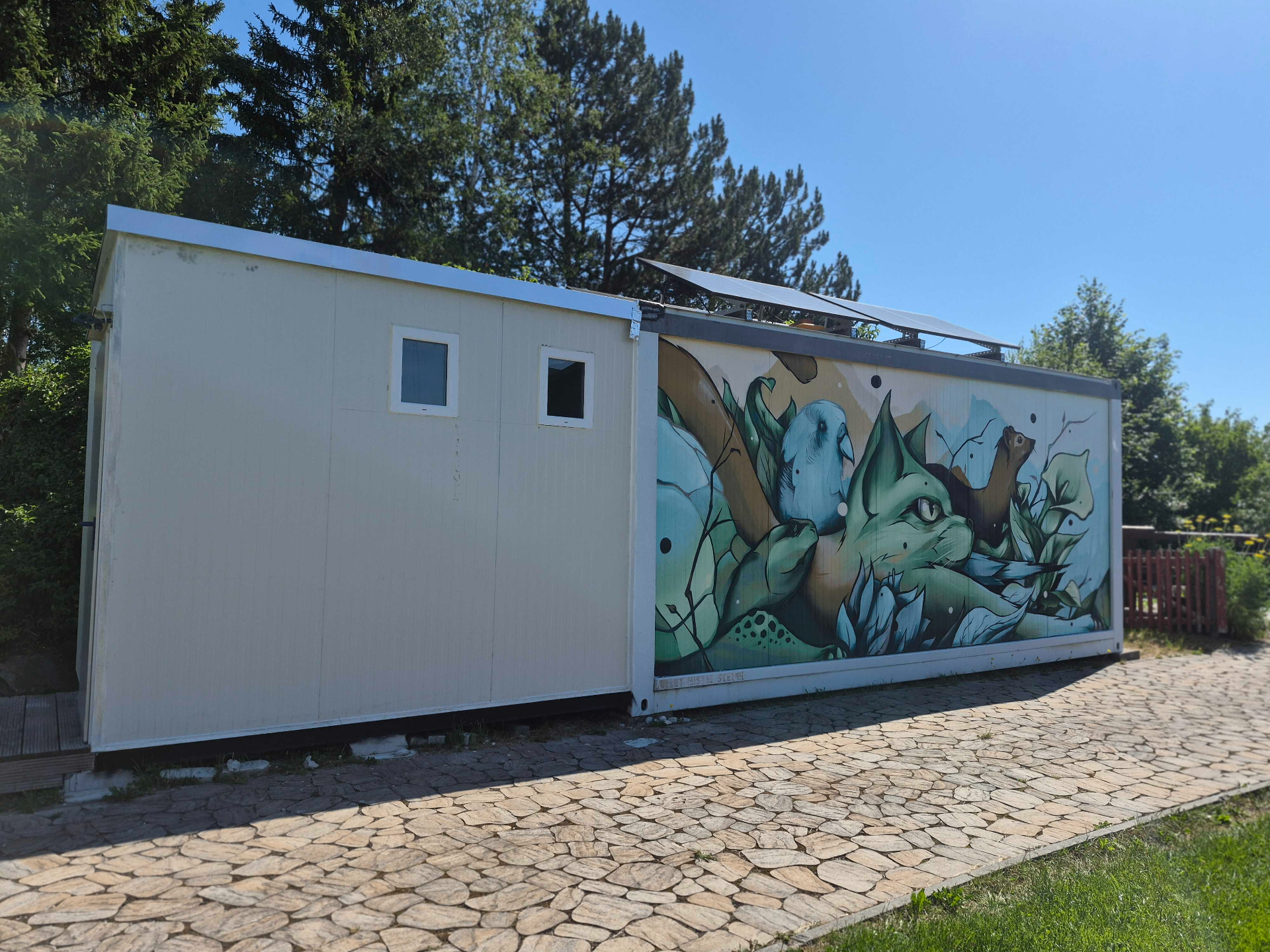Praxis-Container mit Wandgemälde – Katze, Vogel und Marder in Grüntönen