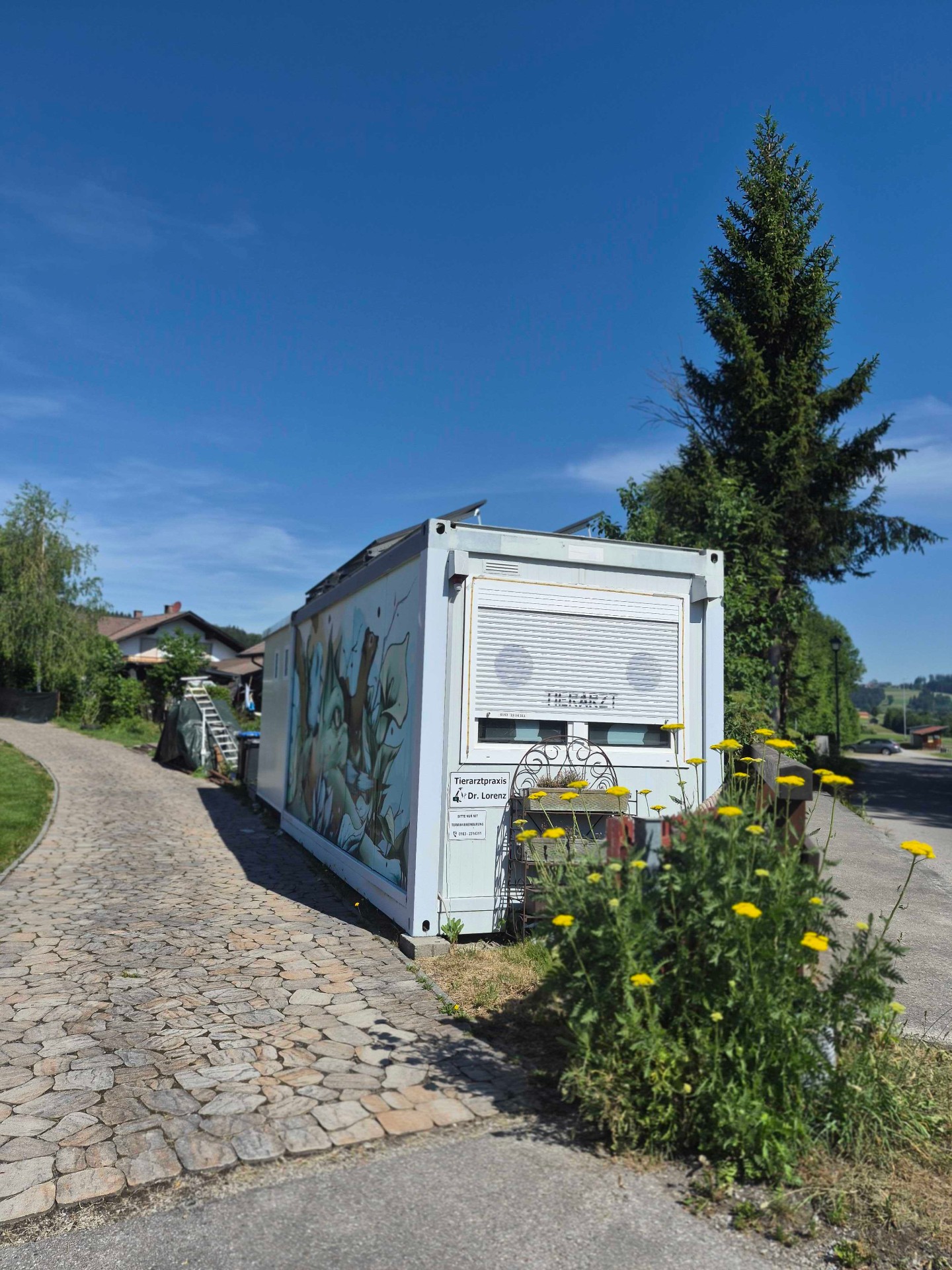 Tierarztpraxis Dr. Lorenz – Außenansicht des Praxis-Containers mit Schild in Bernbeuren