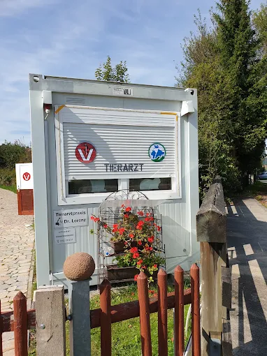 Außenansicht der Tierarztpraxis Dr. Lorenz – Container am Sportplatz in Bernbeuren