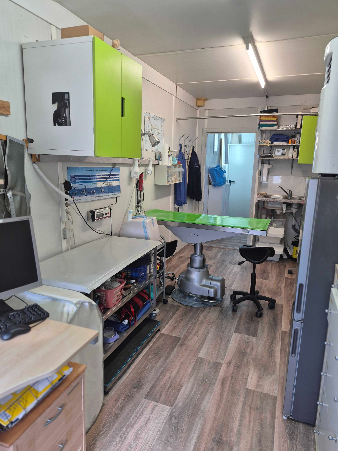 Behandlungsraum der Tierarztpraxis Dr. Lorenz – moderner OP-Tisch und Equipment